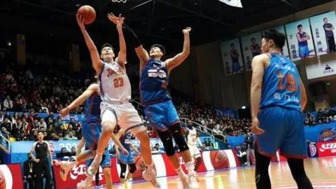 湖人主场观众齐呼：“狄龙表现糟糕！”