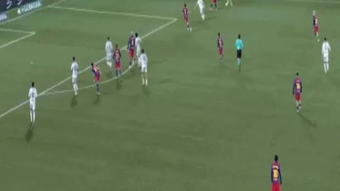 滕哈赫领衔球队夺冠，荣耀绽放